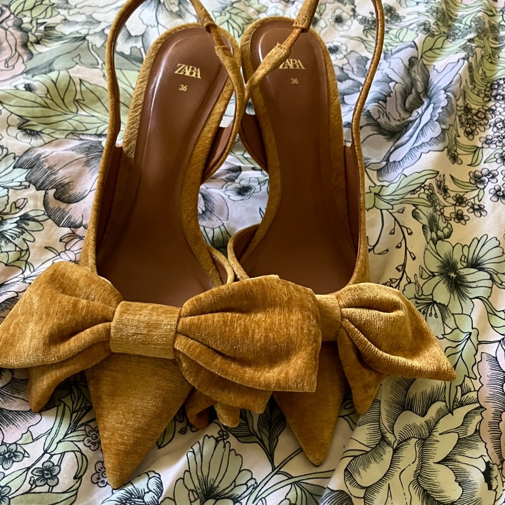 Zara Women's Elegant Gold Bow Heels NEW